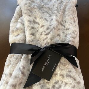 Magaschoni Luxurious Gray and White Animal Print Throw Blanket. Size: 50" x 60"